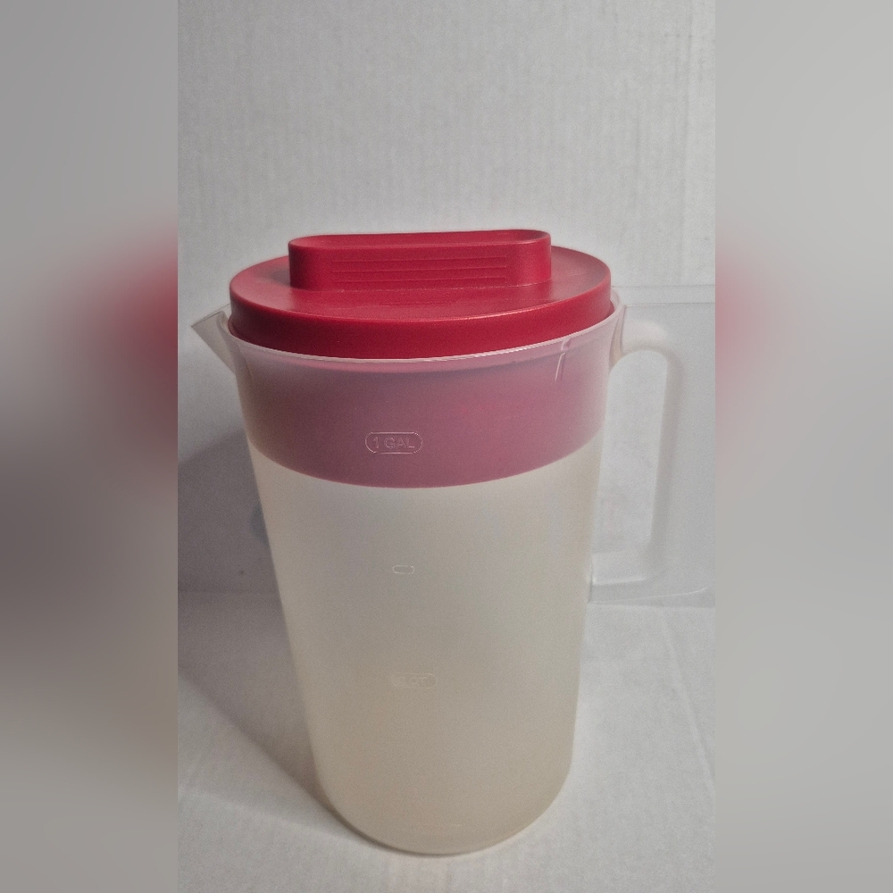 Vintage Rubbermaid 1-Gallon Pitcher Red Flip-Top Lid